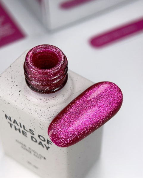 NAILSOFTHEDAY Color of the month June 2025 Cherry Kiss - intensywny różowy lakier hybrydowy z efektem „kociego oka”, 10 ml NAILSOFTHEDAY Color of the month June 2025 Cherry Kiss - intensywny różowy lakier hybrydowy z efektem „kociego oka”, 10 ml