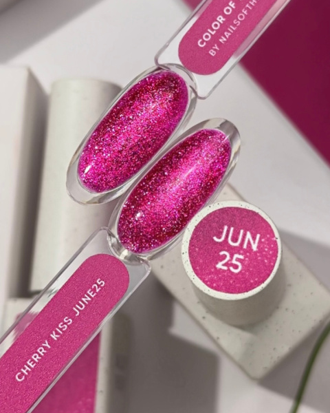NAILSOFTHEDAY Color of the month June 2025 Cherry Kiss - intensywny różowy lakier hybrydowy z efektem „kociego oka”, 10 ml NAILSOFTHEDAY Color of the month June 2025 Cherry Kiss - intensywny różowy lakier hybrydowy z efektem „kociego oka”, 10 ml