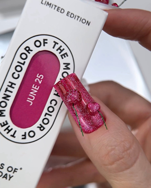 NAILSOFTHEDAY Color of the month June 2025 Cherry Kiss - intensywny różowy lakier hybrydowy z efektem „kociego oka”, 10 ml NAILSOFTHEDAY Color of the month June 2025 Cherry Kiss - intensywny różowy lakier hybrydowy z efektem „kociego oka”, 10 ml